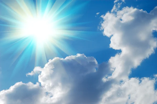 Солнце и голубое небо — стоковое фото