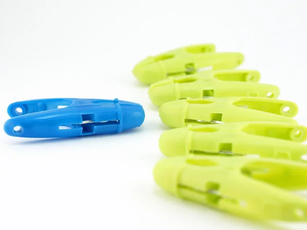 Ropa-clavijas verdes y azules — Foto de Stock