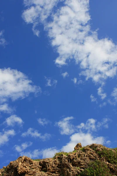 Камни и голубое небо — стоковое фото