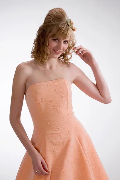 Hermosa novia en vestido de crema 3 — Foto de Stock
