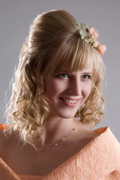 Braut im cremefarbenen Kleid. Porträt 2 — Stockfoto