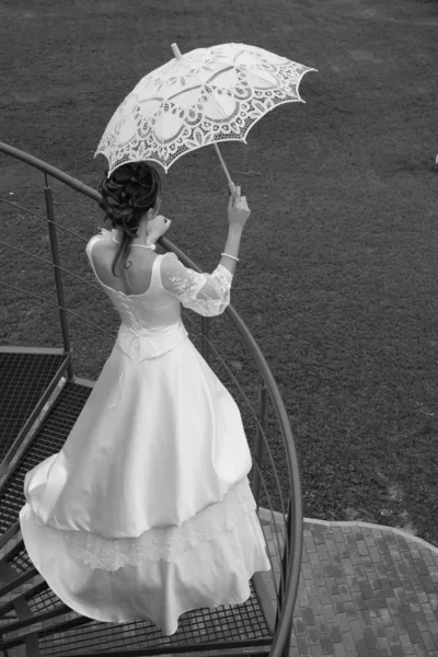 Bride with umbrella. BW. — Stock Photo, Image