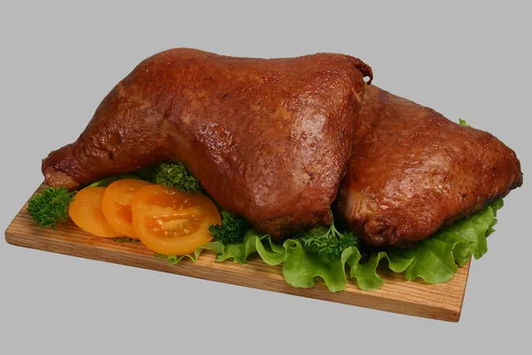 Pollo ahumado sobre tabla de madera 2 — Foto de Stock
