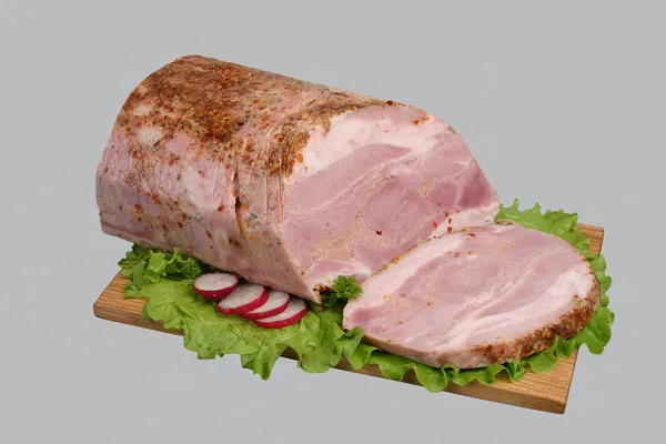 Uzené maso na dřevěné desce. — Stock fotografie