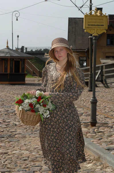 Девушка с корзиной цветов — стоковое фото