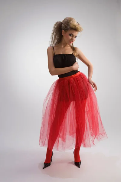 Krásná dívka v červené sukni — Stock fotografie