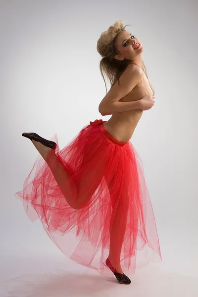 Dançando menina em saia vermelha — Fotografia de Stock