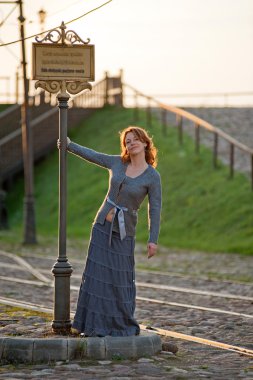 Kadınlar tramvay durağı