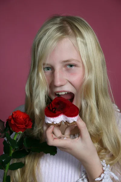 Chica comiendo un pastel —  Fotos de Stock
