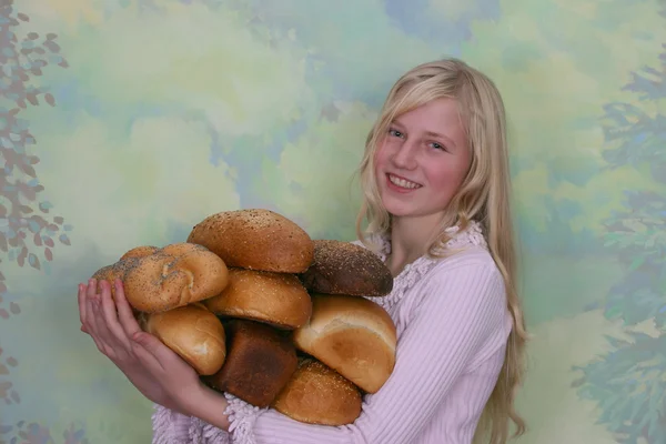 女孩与昼伏夜出的面包 — 图库照片