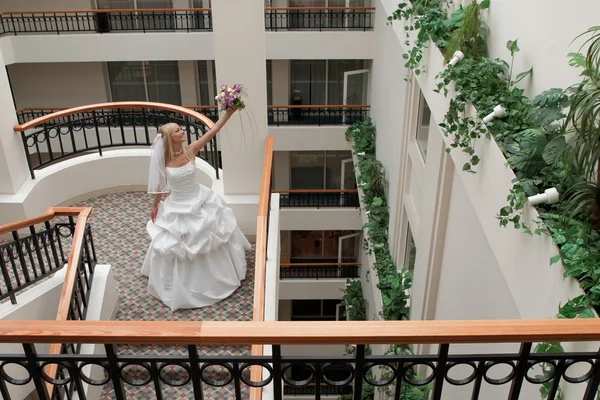 Невеста в галерее — стоковое фото