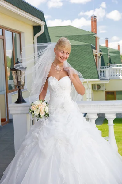Braut auf dem Balkon — Stockfoto