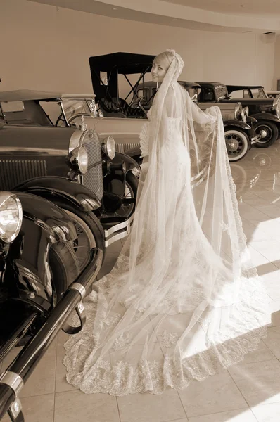 Невеста и антикварные автомобили — стоковое фото