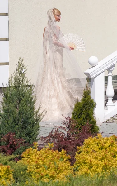Braut im Garten — Stockfoto
