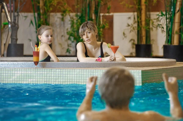 Family in swimming-pool — Stock Photo, Image