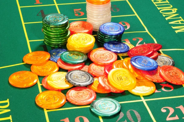 Large group of chips on green baize — Stock Photo, Image