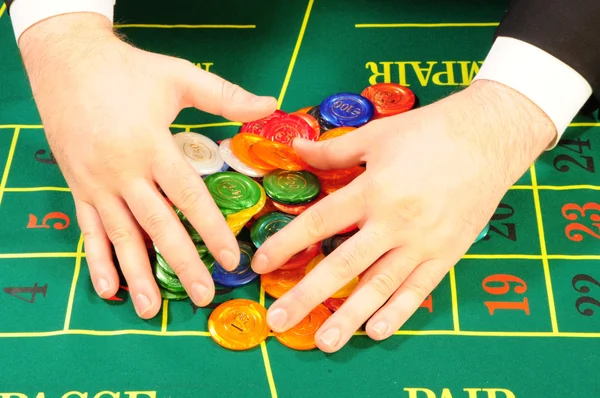 Players hands and chips — Stock Photo, Image