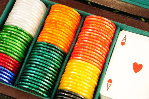 Fichas de casino e cartas de jogo — Fotografia de Stock