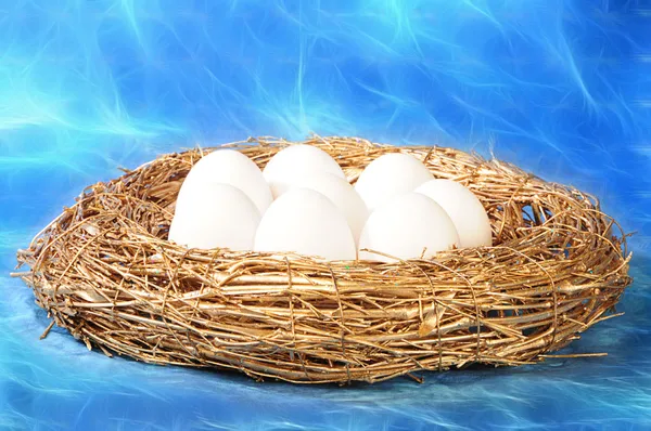 Ovos brancos em ninho dourado — Fotografia de Stock