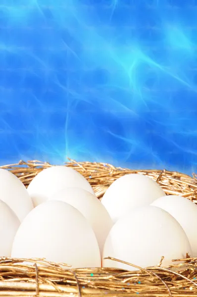 Ovos brancos em ninho dourado — Fotografia de Stock