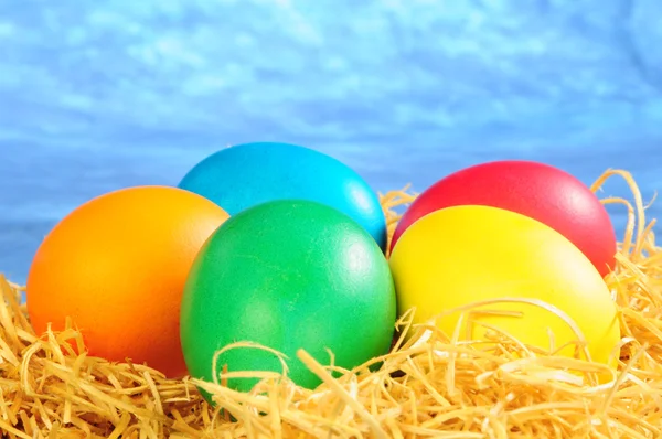 Öt festett tojást a szalma — Stock Fotó