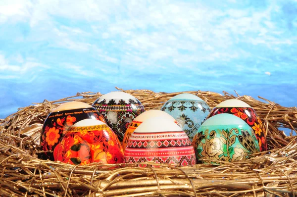 Pincel pintando ovos — Fotografia de Stock