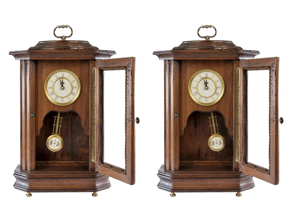 Reloj de madera aislado de la vieja moda —  Fotos de Stock