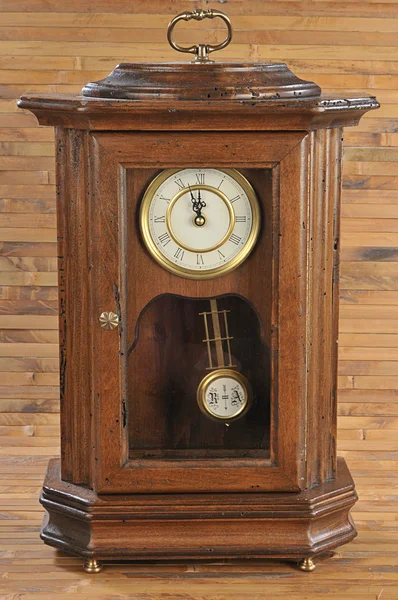 Drewniany zegar stary moda na białym tle z p — Zdjęcie stockowe