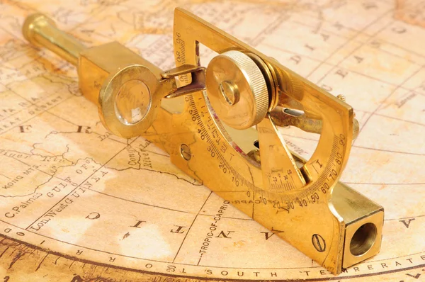Старомодное навигационное устройство — стоковое фото