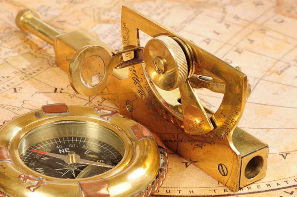 Старомодные навигационные устройства — стоковое фото