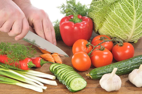 Руки режут овощи — стоковое фото