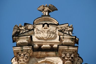 Kilise çatısına bir parçası