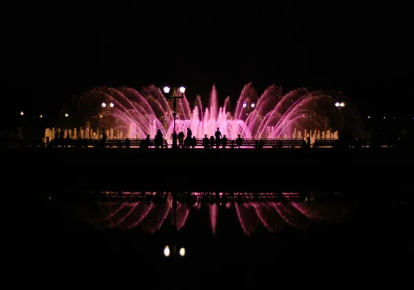 在晚上的喷泉 — 图库照片