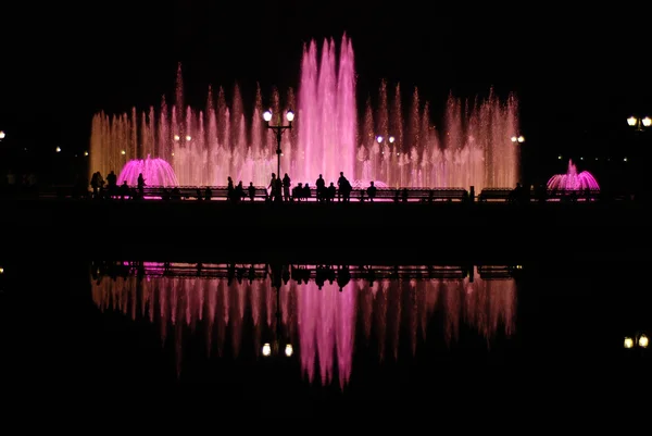 在晚上的喷泉 — 图库照片