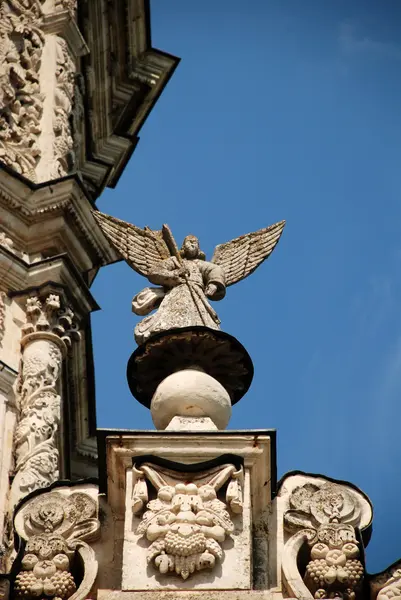 Kilise çatısına bir parçası