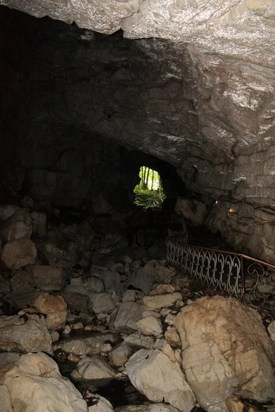 Ljuset i slutet av grottan — Stockfoto