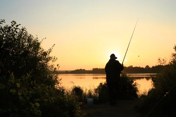 Günbatımı üzerinde balıkçılık — Stok fotoğraf