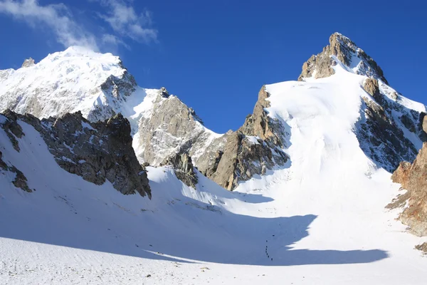 Grande geleira e um grupo de alpinistas — Fotografia de Stock