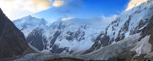 Yüksek dağlar, gündoğumu — Stok fotoğraf