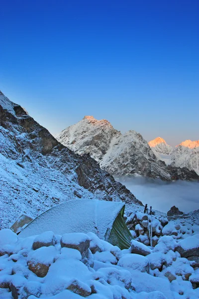 Bergsteigerlager im Hochgebirge — Stockfoto