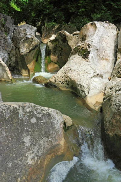 Гірський потік у вапняковому скелі — стокове фото