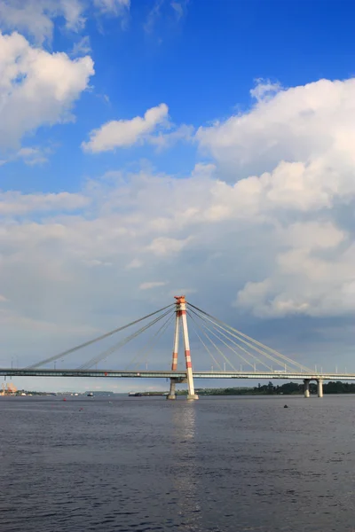 Bulutlar adam köprüsü üzerinde — Stok fotoğraf