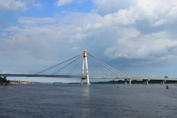 Облака над мостом парня — стоковое фото