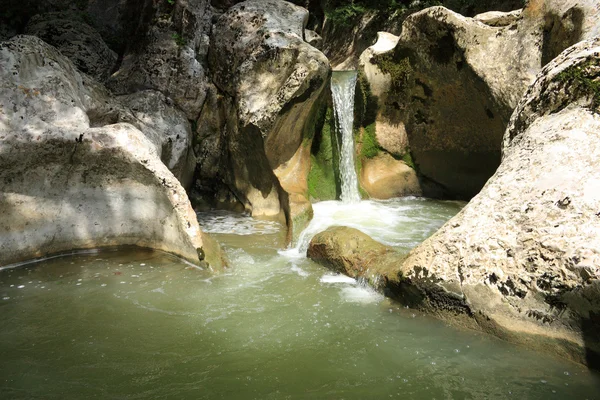 Ruisseau de montagne dans une roche calcaire — Photo