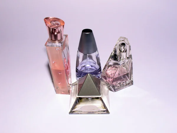 Láhve s parfémy izolované. — Stock fotografie