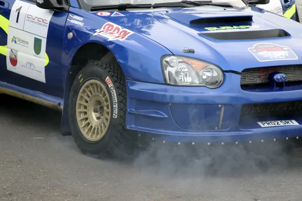 Rokend motor van rally auto. — Stockfoto