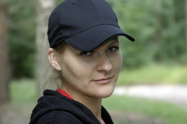 Европейская девушка в черной кепке . — стоковое фото