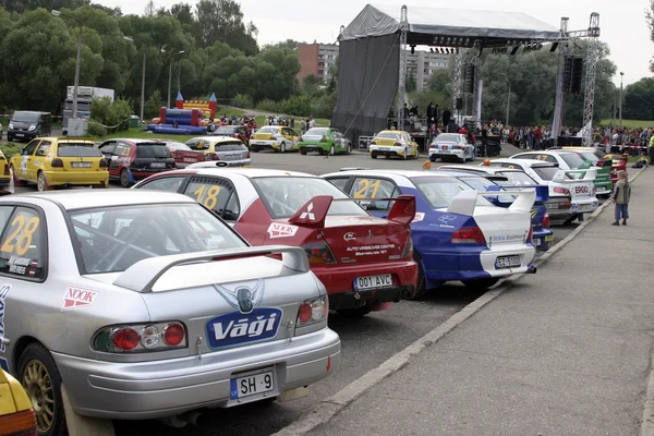 Coches de rally estacionados en fila . — Foto de Stock