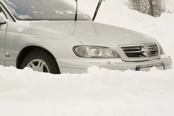 Auto in sneeuw. redactionele afbeelding. — Stockfoto