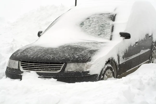 Europese auto in snowbank. — Stockfoto